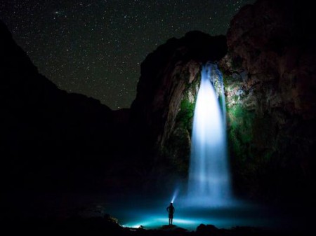 "Night falls" Cascadas de noche De día el agua de las cataratas de Havasu, en Arizona, son de un bello color turquesa, en esta foto de noche, tomada por Jes Stockhausen, las cataratas nos muestran una hermosa vista al ser iluminadas por las lámparas de lo