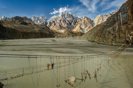 En el valle de Hunza en la parte norte de Pakistán, viajeros cruzan lo que actualmente se cree que es el puente más peligroso del mundo, el "Hussaini Hanging Bridge" Cortesía: National Geographic Fotógrafo:  Kieron Nelson https://yourshot.nationalgeographi